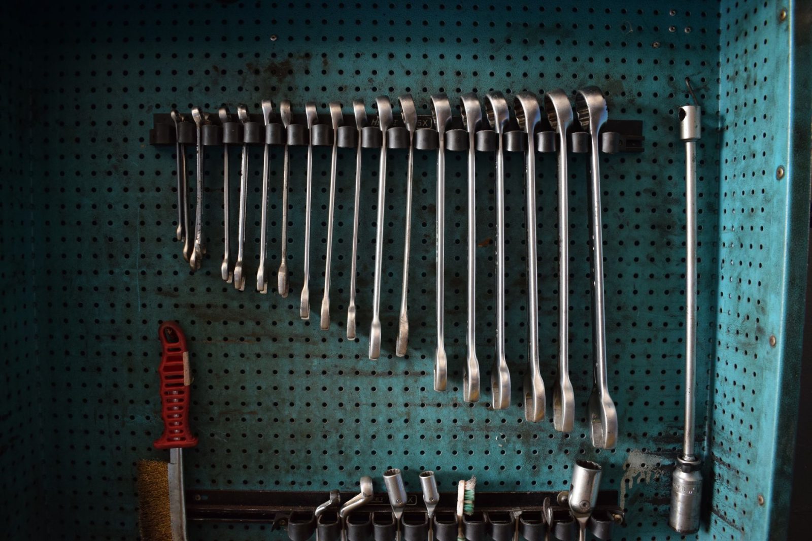 Metalna perforirana ploča (pegboard): Na što paziti pri odabiru
