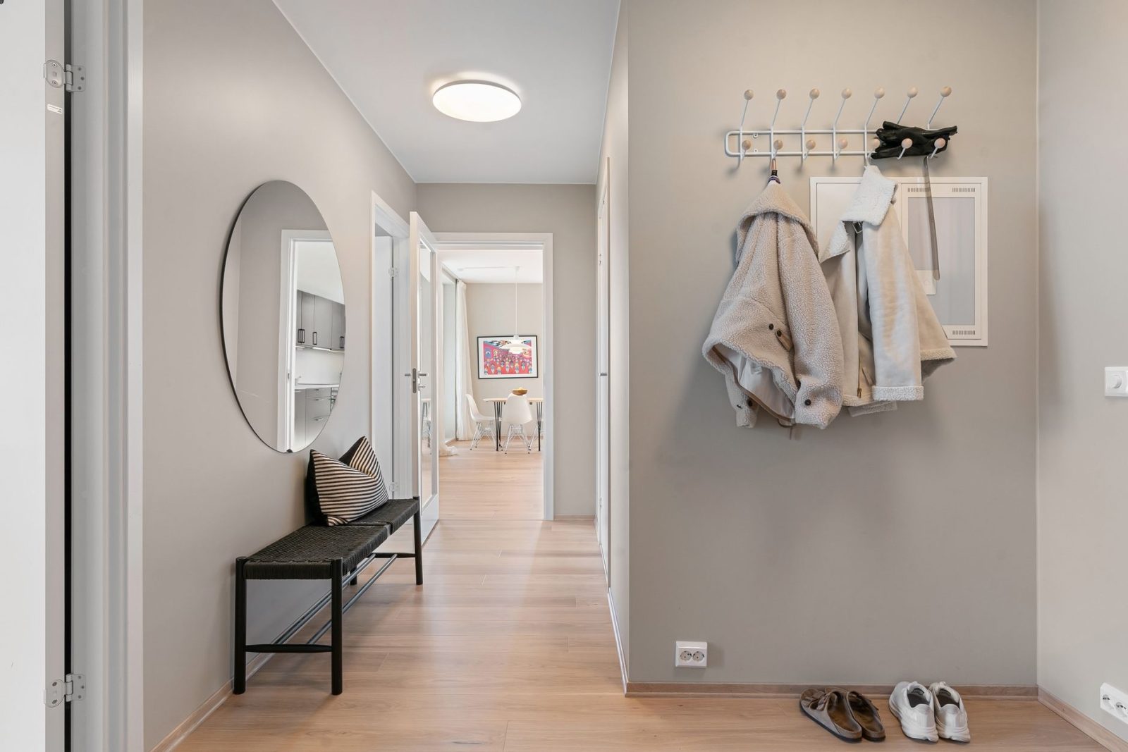 Zidna ploča s klinovima za odjeću (Clothes peg board): Vodič za odabir i organizaciju prostora