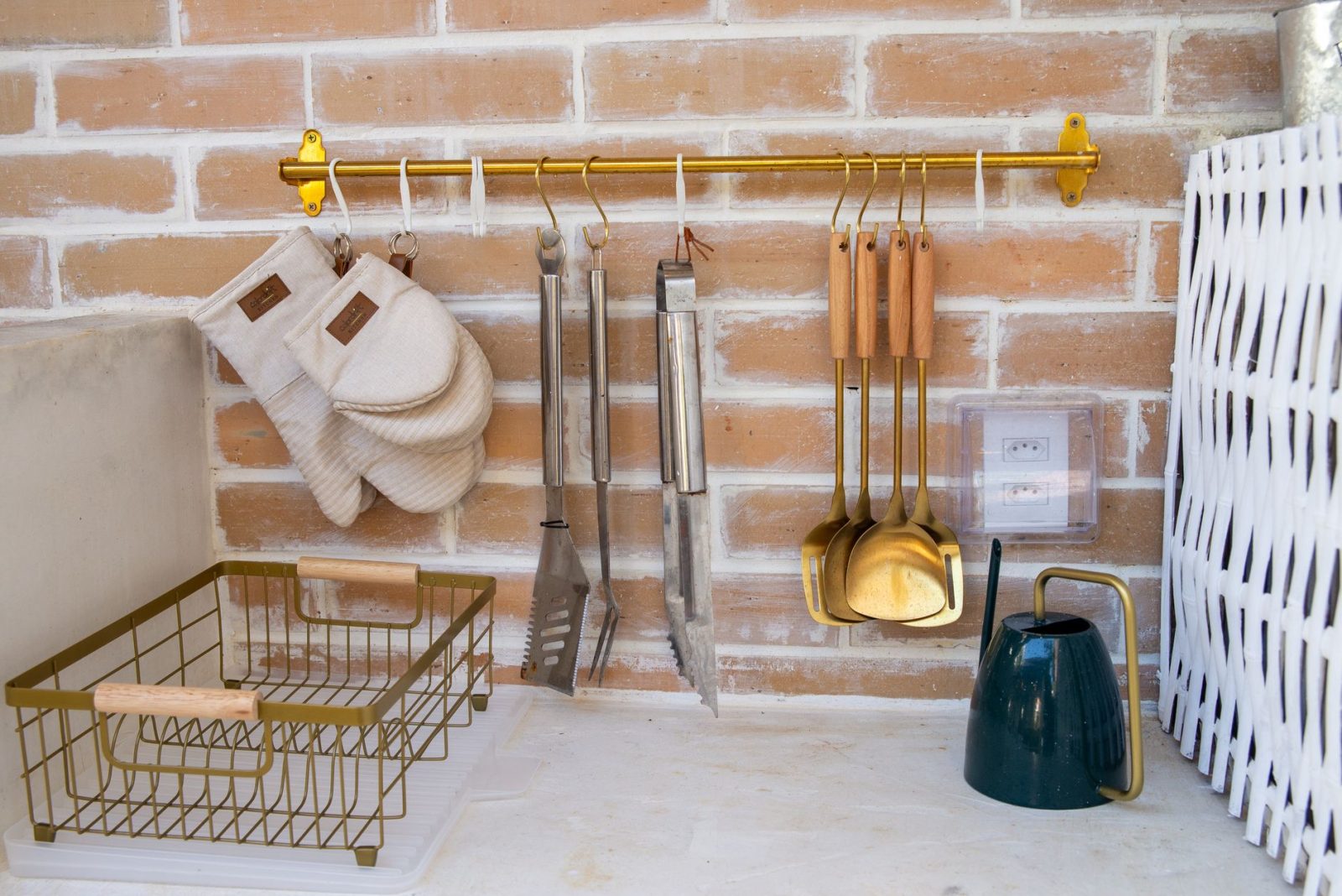 Plastična perforirana ploča (pegboard): Vodič za organizaciju prostora