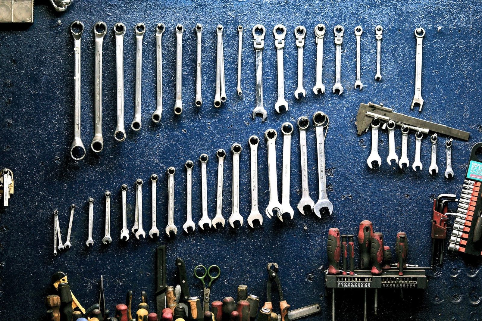 Perforirane ploče (pegboard) za organizaciju garaže: Kako odabrati i postaviti sustav