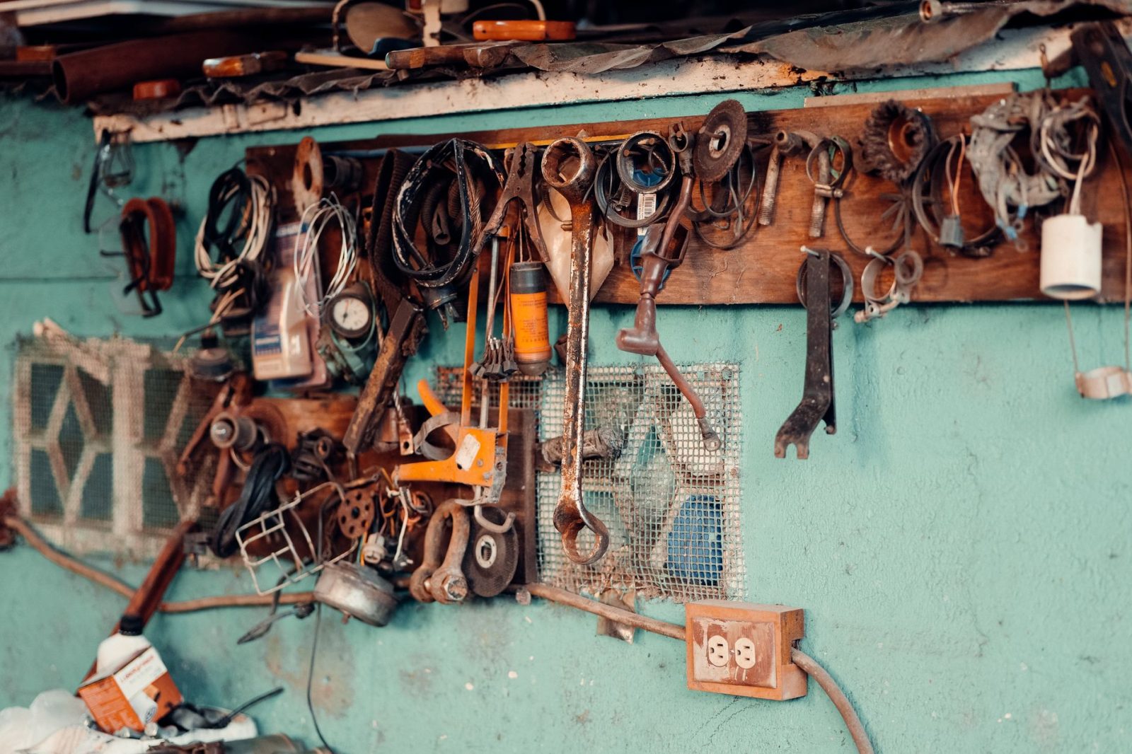 Heavy duty pegboard (izdržljive perforirane ploče): Kako odabrati rješenje za organizaciju teške opreme